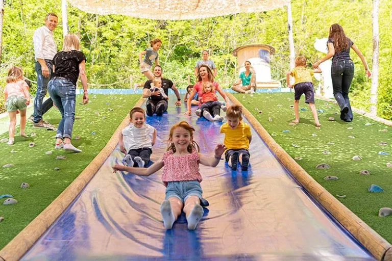 Enfants qui glissent sur la cascade