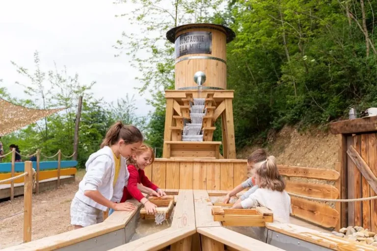 Enfants qui cherchent des pierres à la Mine des Trolls