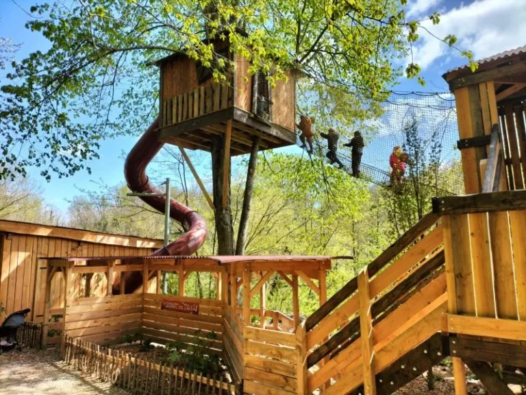 La structure en bois du Secret des Trolls et son toboggan
