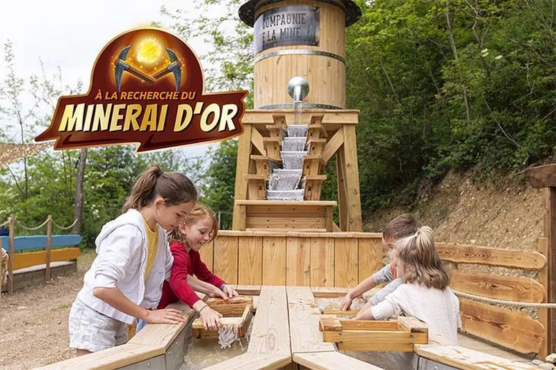 Des enfants cherchent des pépites dans la Mine des Trolls