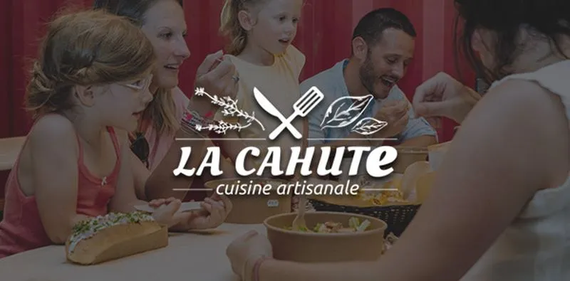 Une famille attablée à la Cahute