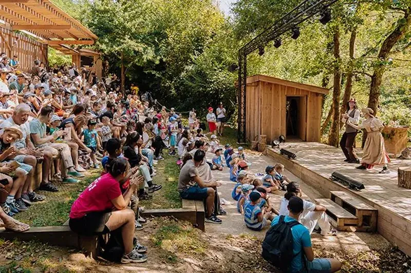 Le public assis dans l’amphithéâtre du Théâtre sur l’eau, pendant un spectacle
